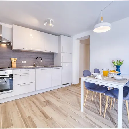 Palma-2 By Interhome Lovran